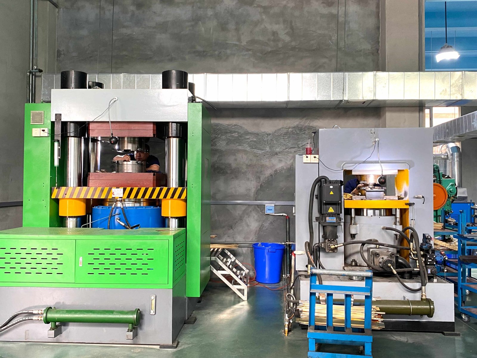 UniquePins Die-Casting Workshop – 5000+ In-House Molds for Fast Production of Custom Medals & Challenge Coins