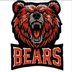 Emblema bordado de um urso rugindo nas cores laranja, preto e branco, com as letras “BEARS” em tamanho grande abaixo da cabeça.