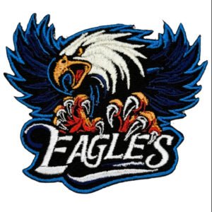 Emblema bordado de águia com asas azuis abertas, cabeça branca, garras laranja e a inscrição “EAGLES” em branco.