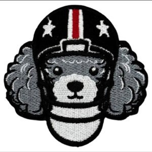 Emblema bordado de um poodle cinza usando um capacete de futebol americano preto com estrelas brancas e uma faixa vermelha no meio.